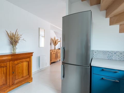 Property, Furniture, Comfort, Wood, Table, Television, Flooring, Interior Design, Floor, Architecture