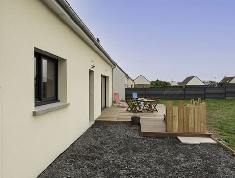 Sky, Building, Window, Road Surface, Shade, Land Lot, Wood, Plant, Asphalt, House