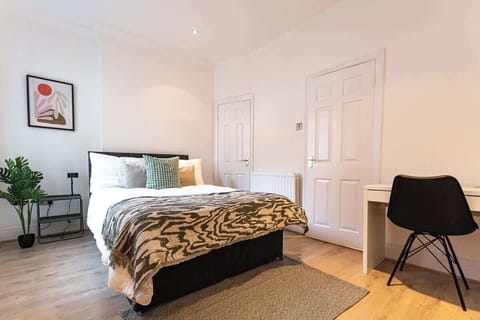 The main bedroom benefits from a comfortable double bed, desk, plenty of storage and an en-suite bathroom.