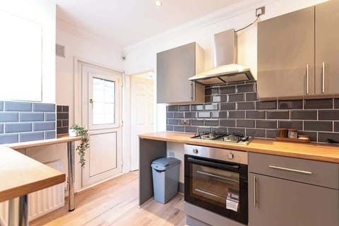 The fully equipped kitchen benefits from a 4-ring gas hob, fridge/freezer, washing machine, microwave, kettle, toaster and everything you need for a long or short stay in Liverpool.