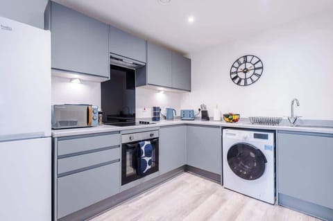 The fully equipped kitchen benefits from all the essentials for a short or long stay in Liverpool.