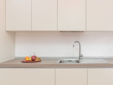 Kitchen Sink, Tap, Sink, Property, Plumbing Fixture, Countertop, Wood, Cabinetry, Interior Design, Flooring