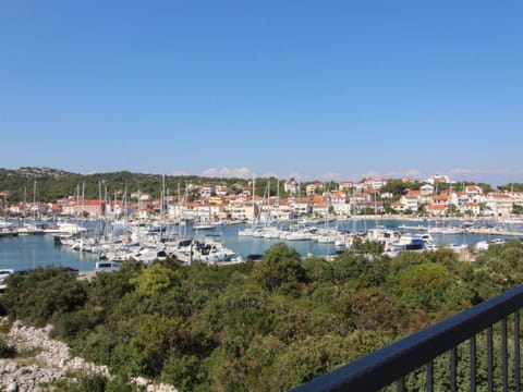 Water, Sky, Water Resources, Boat, Watercraft, Building, Coastal And Oceanic Landforms, Lake, Real Estate, City