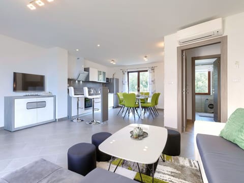 Water, Sky, Building, Azure, Mountain, Tree, Architecture, Body Of Water, Lake, Neighbourhood