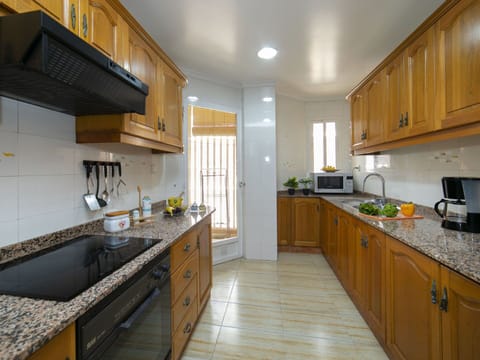 Countertop, Cabinetry, Property, Kitchen Sink, Sink, Building, Kitchen Stove, Kitchen, Wood, Kitchen Appliance