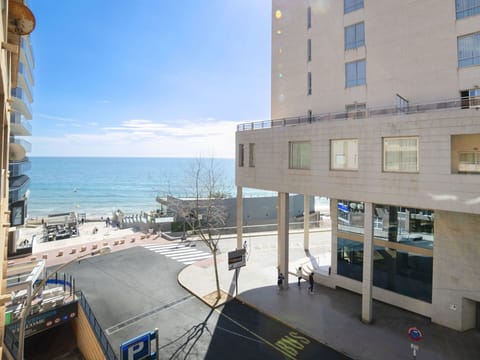Sky, Building, Water, Window, Cloud, Condominium, Urban Design, Tower Block, Shade, House