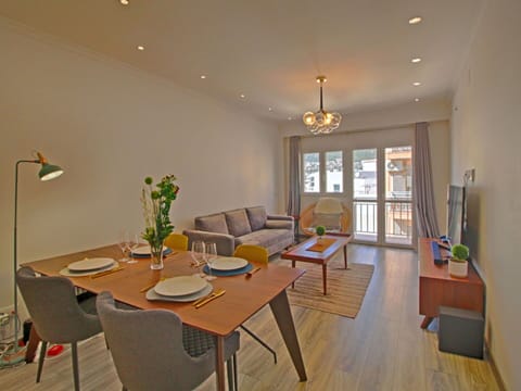Table, Property, Furniture, Couch, Chair, Wood, Interior Design, Flooring, Floor, Building
