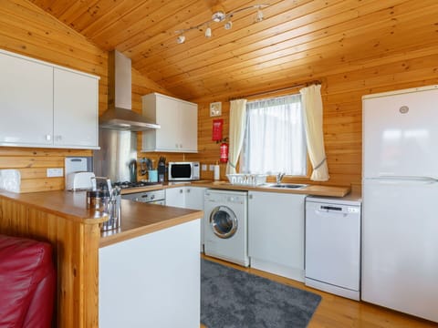 Countertop, Cabinetry, Property, Building, Kitchen Sink, Kitchen Appliance, Kitchen, Kitchen Stove, Wood, Interior Design