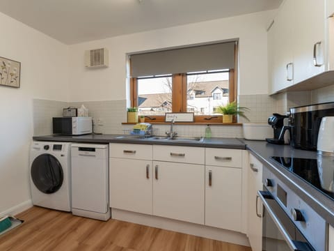 Kitchen, Kitchen Appliance, Countertop, Cabinetry, Major Appliance, Interior Design, Flooring, Home Appliance, Furniture, Wood