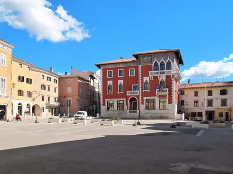 Sky, Cloud, Window, Property, Building, Azure, Urban Design, Road Surface, Neighbourhood, Residential Area