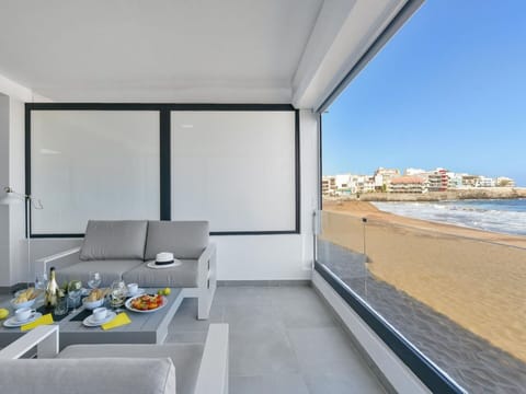 Property, Water, Building, Window, Comfort, Couch, Shade, Interior Design, Sky, Condominium