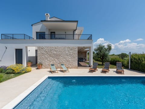 Water, Sky, Building, Plant, Property, Swimming Pool, Azure, Cloud, Body Of Water, Leisure
