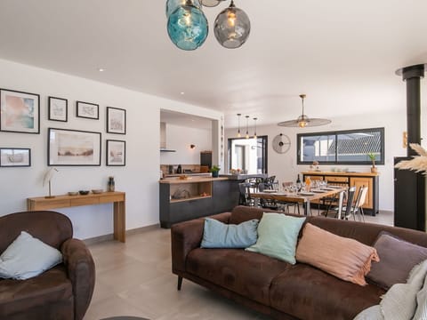 Picture Frame, Table, Property, Furniture, Couch, Building, Wood, Lighting, Comfort, Interior Design