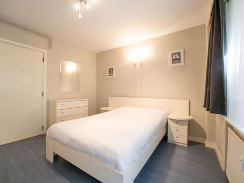 Furniture, Property, Comfort, Building, Curtain, Wood, Bed, Textile, Bed Frame, Lighting