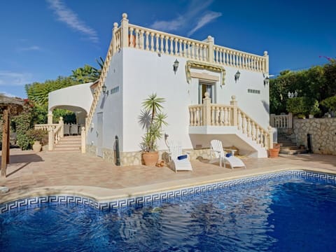 Water, Sky, Cloud, Property, Swimming Pool, Building, Plant, Seaside Resort, Tree, Outdoor Furniture