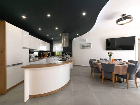 Water, Sky, Cloud, Property, Swimming Pool, Building, Plant, Seaside Resort, Tree, Outdoor Furniture