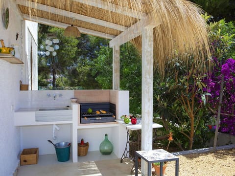 Garden, Shade, Outdoor Structure, Backyard, Natural Material, Flowerpot, Outdoor Furniture, Houseplant, Design, Pergola