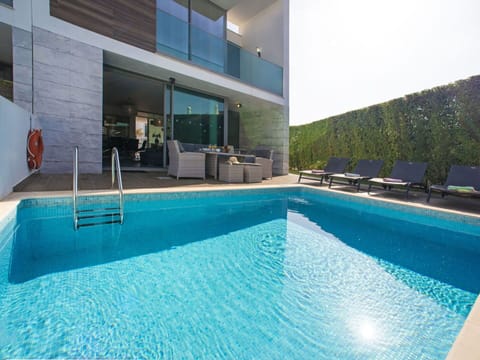 Water, Property, Sky, Building, Plant, Azure, Swimming Pool, Window, Rectangle, Shade