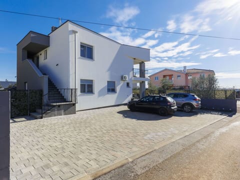 Building, Daytime, Property, Sky, Water, Plant, Window, Swimming Pool, Tree, Urban Design