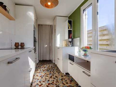 Cabinetry, Property, Furniture, Window, Wood, Interior Design, Houseplant, Drawer, Floor