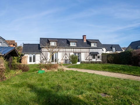 Sky, Plant, Cloud, Building, Window, House, Natural Landscape, Land Lot, Neighbourhood, Tree