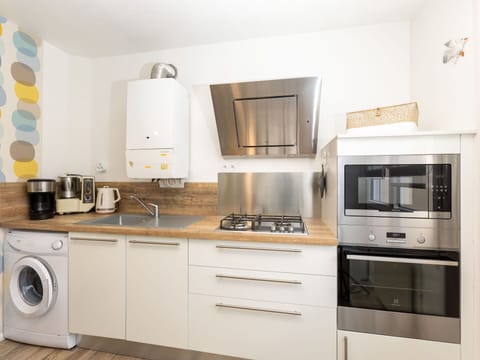 Cabinetry, Countertop, Property, Building, Kitchen Stove, Kitchen Appliance, Home Appliance, Kitchen, Kitchen Sink, Wood