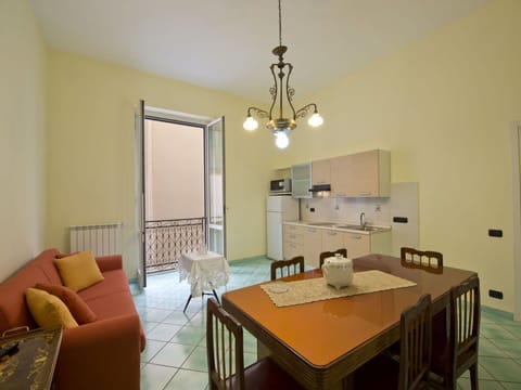 Plant, Building, Sky, Window, Tree, House, Land Lot, Neighbourhood, Urban Design, Residential Area