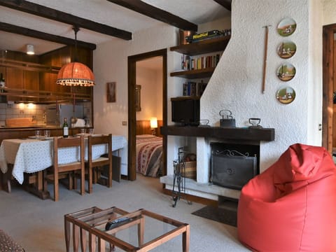 Plant, Building, Sky, Window, Tree, House, Land Lot, Neighbourhood, Urban Design, Residential Area