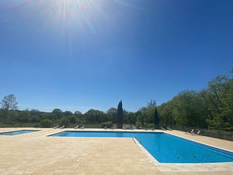 Sky, Water, Light, Azure, Grass, Swimming Pool, Shade, Plant, Rectangle, Composite Material
