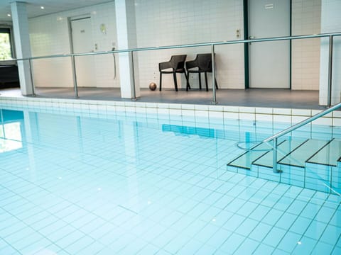 Water, Swimming Pool, Flooring, Floor, Rectangle, Composite Material, Leisure, Glass