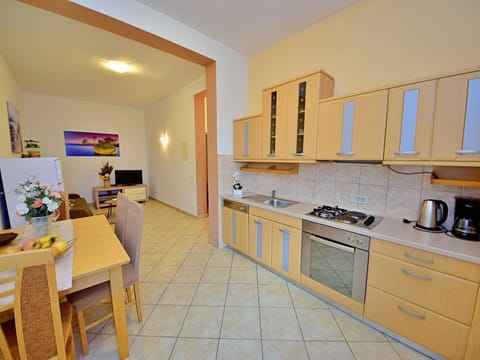 Table, Property, Furniture, Tableware, Chair, Interior Design, Lighting, Shade, Tree, Real Estate