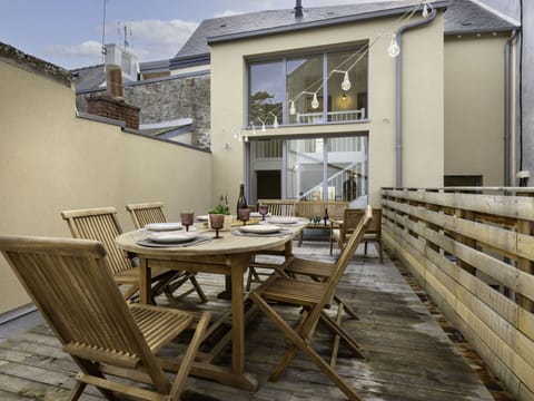 Sky, Water, Building, Property, Daytime, Swimming Pool, Window, Blue, Azure, Architecture