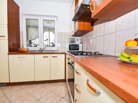 Countertop, Cabinetry, Property, Sink, Kitchen Stove, Kitchen, Kitchen Appliance, Wood, Orange, Tap