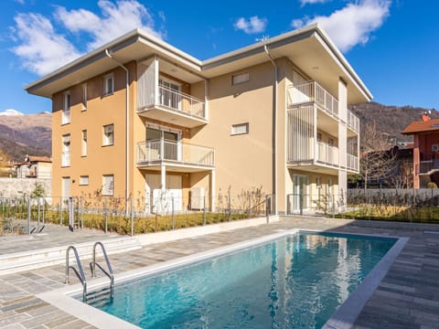 Water, Cloud, Sky, Building, Property, Plant, Window, Azure, Swimming Pool, Lighting