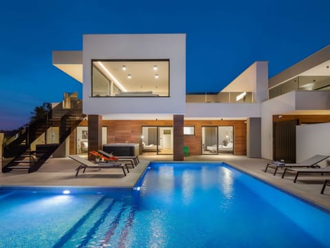 Water, Property, Building, Plant, Sky, Swimming Pool, Azure, Window, House, Architecture