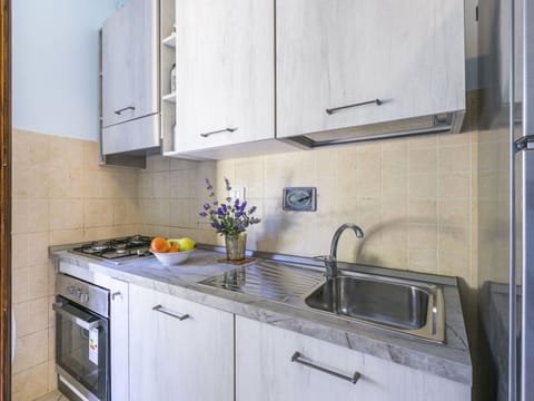 Kitchen Sink, Tap, Sink, Property, Countertop, Cabinetry, Building, Kitchen, Plumbing Fixture, Window