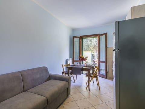 Furniture, Building, Property, Couch, Houseplant, Plant, Flowerpot, Wood, Interior Design, Table