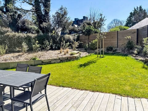 Grass, Garden, Shrub, Outdoor Furniture, Land Lot, Furniture, Shade, Backyard, Groundcover