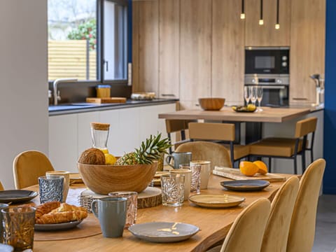 Sky, Plant, Plant Community, Ecoregion, Nature, Natural Landscape, Tree, Land Lot, Landscape, Motor Vehicle