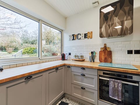 Daytime, Building, Sky, Azure, Window, Architecture, Table, Condominium, Wood, Shelving