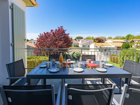 Table, Sky, Furniture, Property, Tableware, Chair, Window, Outdoor Table, Architecture, Tree