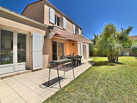 Sky, Plant, Building, Property, Window, Shade, House, Land Lot, Interior Design, Architecture