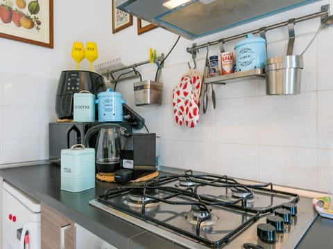 Kitchen Appliance, Kitchen, Building, Cabinetry, Kitchen Stove, Picture Frame, Lighting, Gas Stove, Interior Design