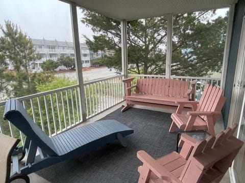 Offers plenty of seating and seabreeze's!