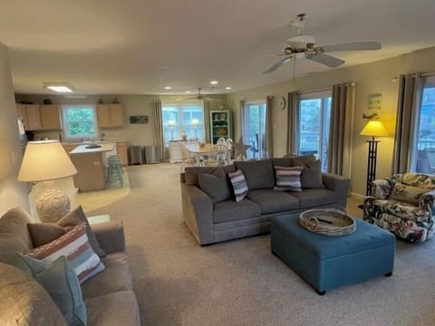 Recently refreshed, this 4 bedroom condo is very well equipped and furnished for a relaxing week at the beach!