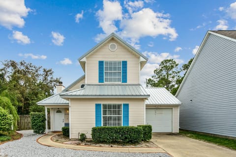 Beautiful single family home in convenient Gulf Breeze