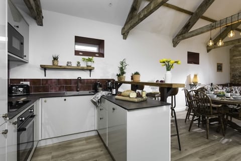 Well-equipped kitchen with an electric oven, dishwasher and coffee machine