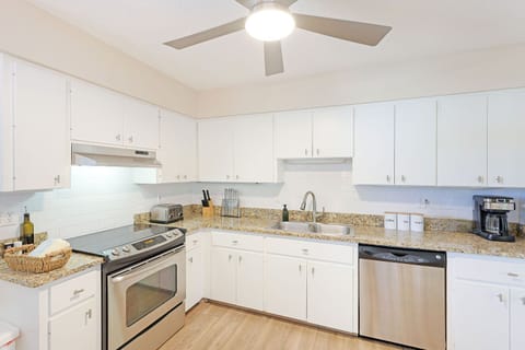 Complete Kitchen with breakfast nook