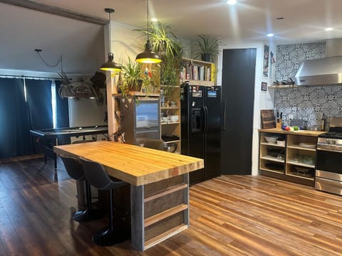 Kitchen + 4 bar stools