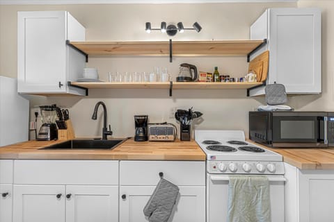 Fully equipped kitchenette